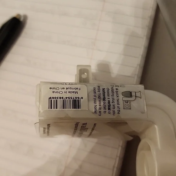 Bath & body works holiday car with tree presents wallflower plug NWt - Picture 4 of 4